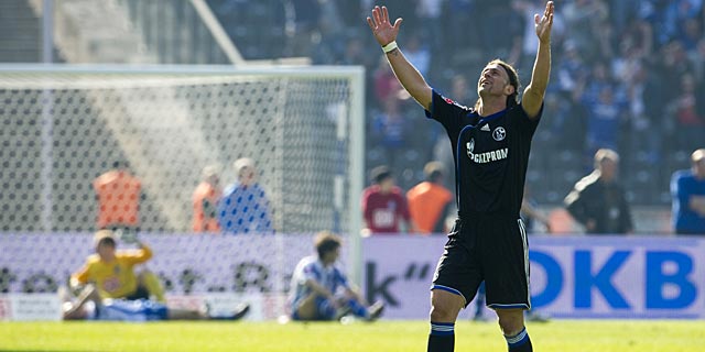 Bordn celebra el gol del Schalke con tres rivales del Hertha por los suelos. (Foto: Ap)