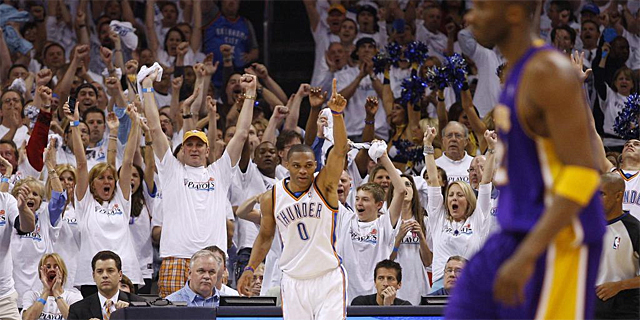 Russell Westbrook celebra con sus fans la victoria de los Thunder. (EFE)