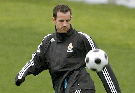 Metzelder se ejercita en un entrenamiento del Madrid. (EFE)