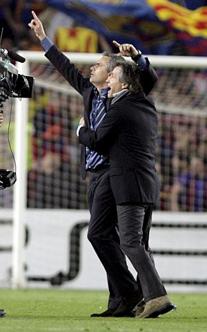 Mourinho celebra el pase con su ayudante. | Efe