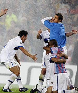 Jugadores del Inter celebran la victoria sobre el csped. | Ap