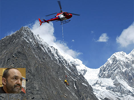 Juan Oiarzábal (izda.) y Carlos Pauner han sido rescatados en helicóptero. | Efe