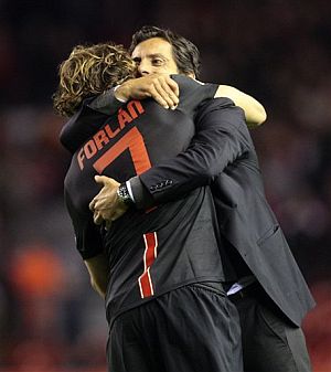Quique Snchez Flores y Forln se abrazan al trmino del encuentro en Anfield. | AP