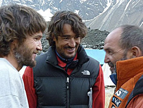 Jorge Egocheaga, Martn Ramos y Juanito Oiarzabal en el campamento base del Annapurna. | Foto:
