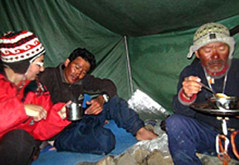 La doctora Nern junto con Sonam, en el centro, y Dawa, los heroicos sherpas del Annapurna. (Foto: BARRABES)