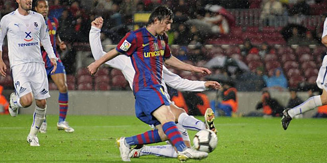 Messi en el momento que transforma su segundo gol frente al Tenerife. | Ap