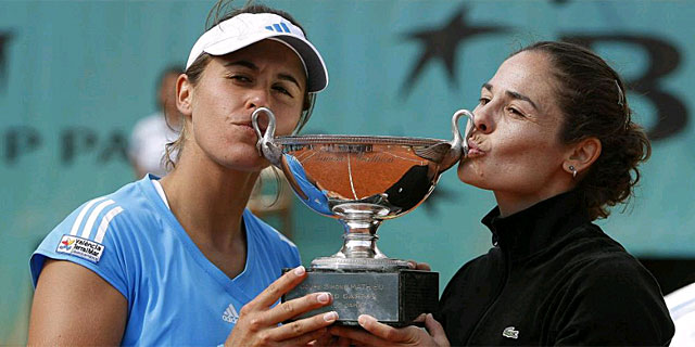 Virginia Ruano, a la derecha, celebrando un ttulo de dobles junto a Anabel Medina. | Afp