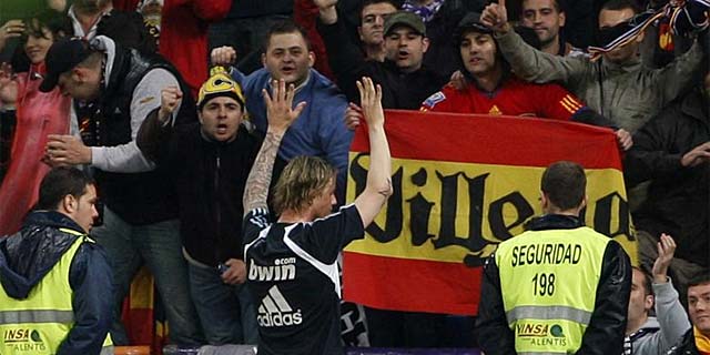 Guti, tras el partido ante el Athletic, saluda a los Ultrasur. (EFE)