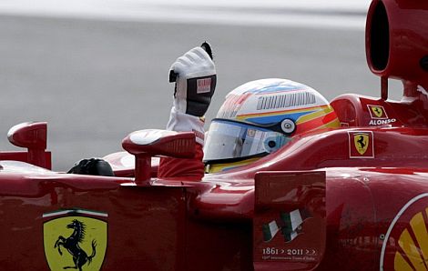 Fernando Alonso saluda al pblico tras cruzar la lnea de meta. | Foto: Efe