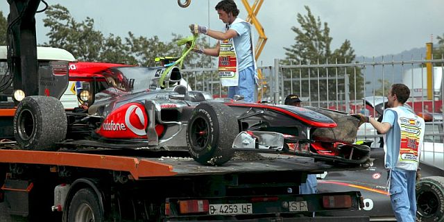 El McLaren de Hamilton, transportado por una gra tras el accidente en Montmel. | Efe