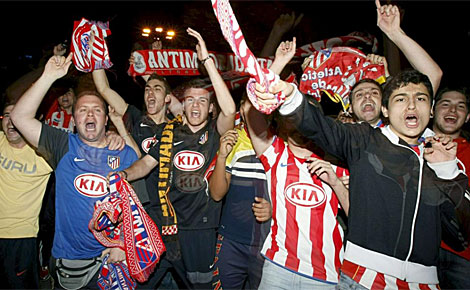 Aficionados del Atltico celebran el pase de su equipo a la final de la Europa League. | Efe