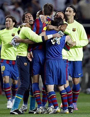 Los jugadores del Barcelona celebran sobre el csped del Pizjun la victoria sobre el Sevilla. | Efe