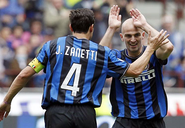 Javier Zanetti y Esteban Cambiasso celebran un gol con el Inter. | AP