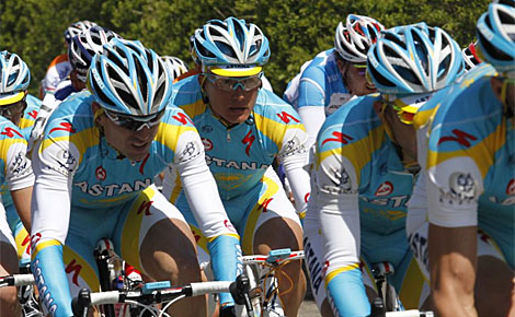 Vinokourov (c), durante el Giro de Italia, acompaado por su equipo. | Ap