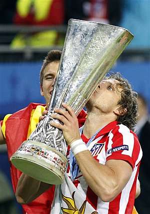 Diego Forln, con el trofeo de la europa League. | Ap