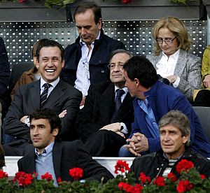 Jorge Valdano y Florentino Prez, en el Madrid Masters detrs de Ral y Pellegrini. | Efe