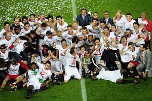 Los jugadores del Sevilla, con el trofeo en el Camp Nou. | Ap