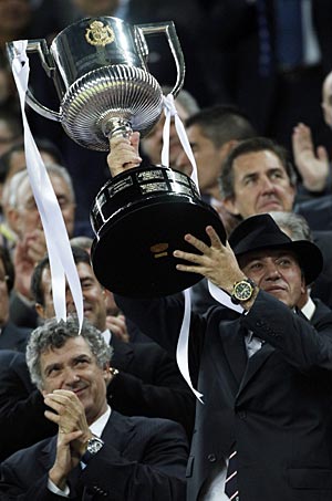 Jos Mara del Nido, con la Copa y con sombrero. | Reuters