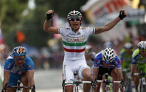 Filippo Pozzato levanta los brazos en meta. | Ap