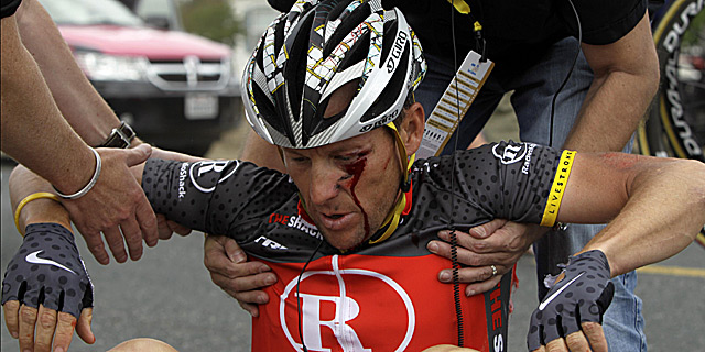 Lance Armstrong es asistido por sus compaeros del RadioShack momentos despus de sufrir la cada. (Foto: AP)