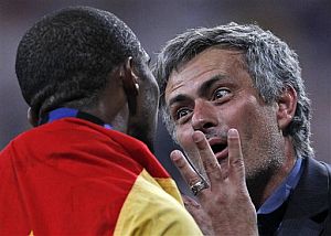 Mourinho converssa con Eto'o tras la conquista de la Champions en el Bernabu. (Ap)