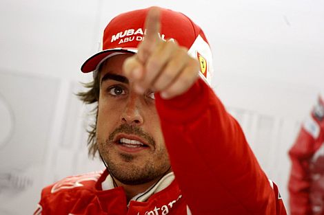Fernando Alonso, en el box de Ferrari. | Efe