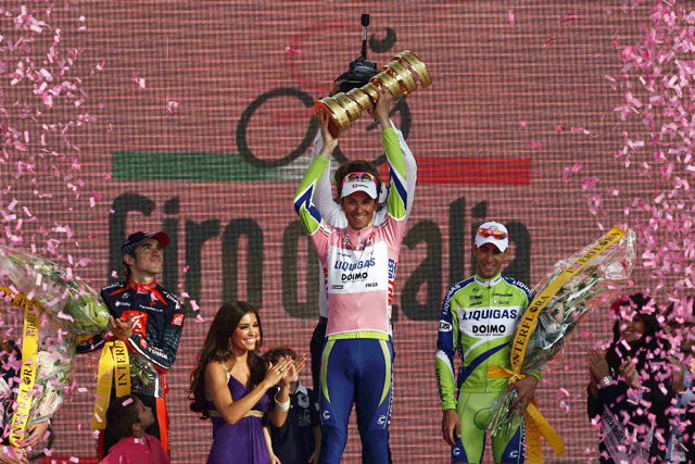 Arroyo, Basso y Nibali, en el podio final del Giro 2010, este domingo en Verona. (Ap)