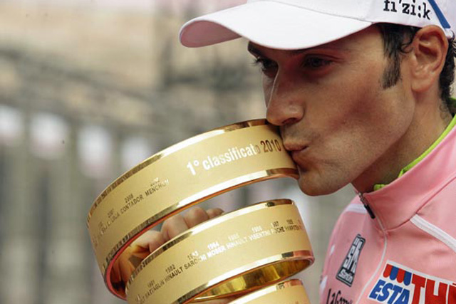 Ivan Basso, con su segundo trofeo de ganador del Giro de Italia. (Reuters)