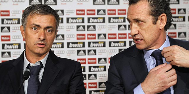 Jose Mourinho, junto a Jorge Valdano, durante su presentacin en el Bernabu. (Foto: Ap)