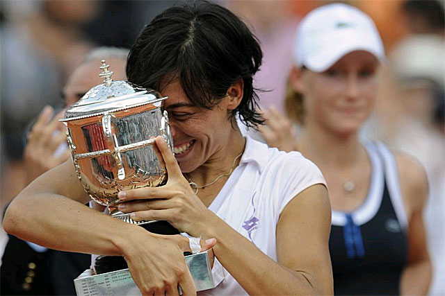 Francesca Schiavone tras recibir el trofeo de campeona de Roland Garros. | Afp