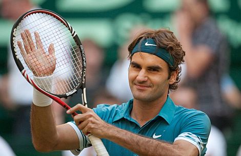 Roger Federer saluda al pblico tras su victoria. | Efe