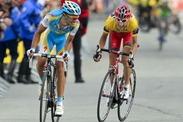 Contador vigila a Brajkovic en el momento de lanzar su sprint. (Reuters)