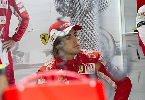 Fernando Alonso, en el 'motorhome' de Ferrari. | Afp