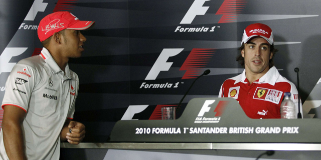 Fernando Alonso asiste a una rueda de prensa en Silverstone. (Foto: AFP)