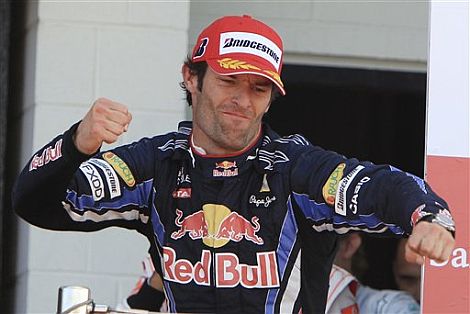 Mark Webber celebra su victoria en el podio. | Ap