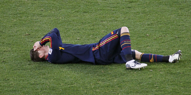 Torres yace en el suelo en el momento de su lesin en la final del Mundial. | AP Photo