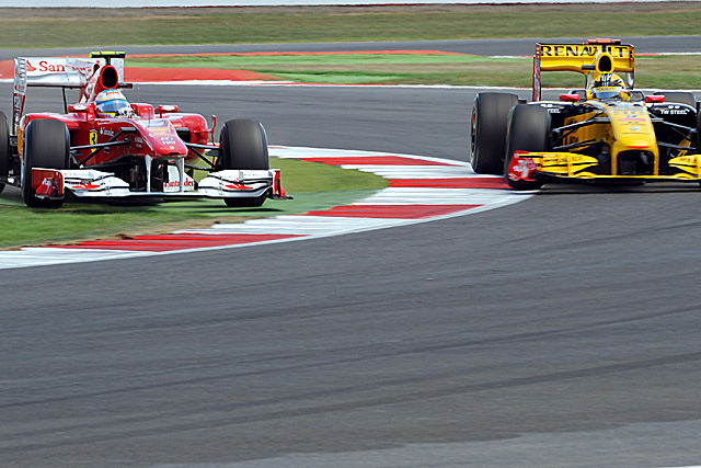 ste es el momento en el que Alonso recort recorrido al adelantar a Kubica. (Foto: FP)
