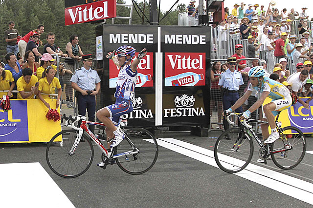 Rodrguez, por delante de Contador en la lnea de meta. (Foto: AP)