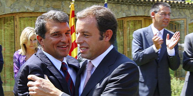 Joan Laporta, ex presidente del Barcelona, abraza a Sandro Rosell, recien elegido máximo dirigente azulgrana. (EFE)
