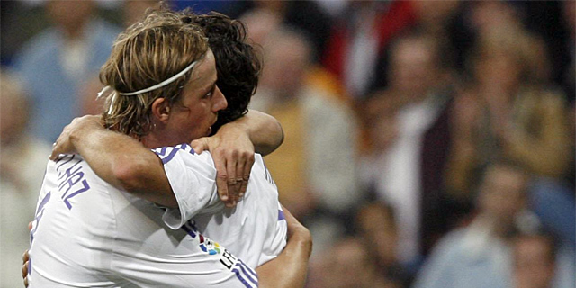 Guti abraza a Ral, en un partido del Real Madrid. (EFE)
