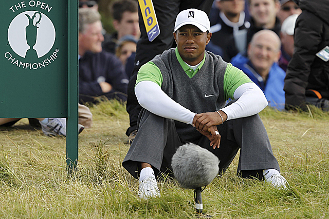 Tiger Woods descansa mientras le toca el turno de jugar en el British Open. (Foto: Reuters)