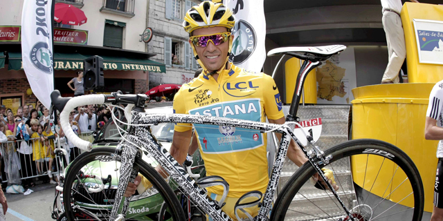 Alberto Contador muestra la bicicleta con la que ha disputado la etapa del viernes, llena de mensajes de sus fans. | Efe