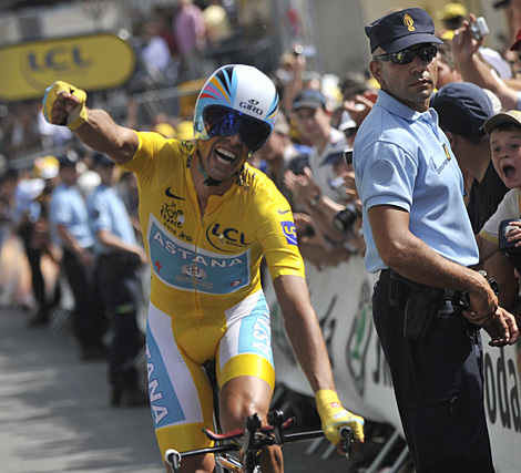Alberto Contador celebra con rabia su angustioso xito en el Tour. (Afp)