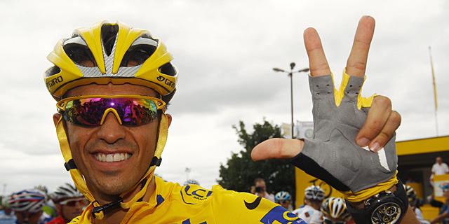 Albeto Contador posa en la salida de la última etapa del Tour 2010. (Reuters)