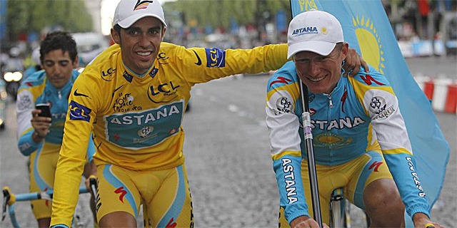 Contador y Vinokourov celebran en Pars el triunfo del madrielo en el Tour. | Ap