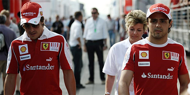 Alonso y Felipe Massa (dcha.) a su llegada a Hungaroring. (EFE)