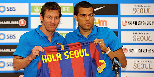 Messi y Alves posan en rueda de prensa con una camiseta de 'bienvenida'. | Afp