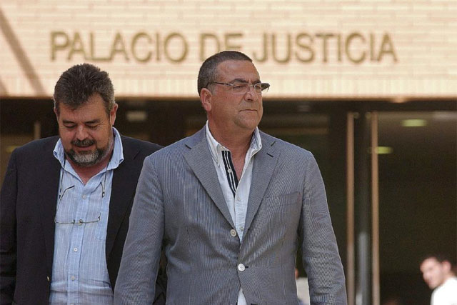 Enrique Ortiz (derecha) sale de los juzgados de Orihuela tras declarar comoimplicado. (Foto: E. Caparrs)
