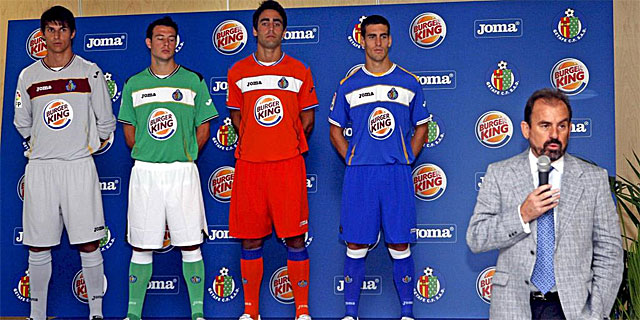 ngel Torres el da de la presentacin de las camisetas para la temporada 2010-2011. | Efe
