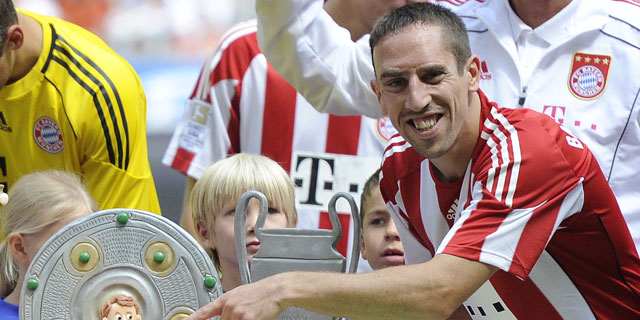 Ribery posa con el ttulo de la Supercopa de Alemania. | AP Photo